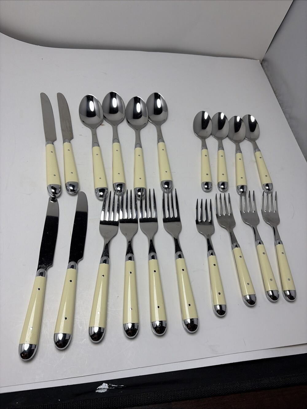 Palette (Stainless) by ONEIDA SILVER - 24 Piece Off White Ivory Vintage